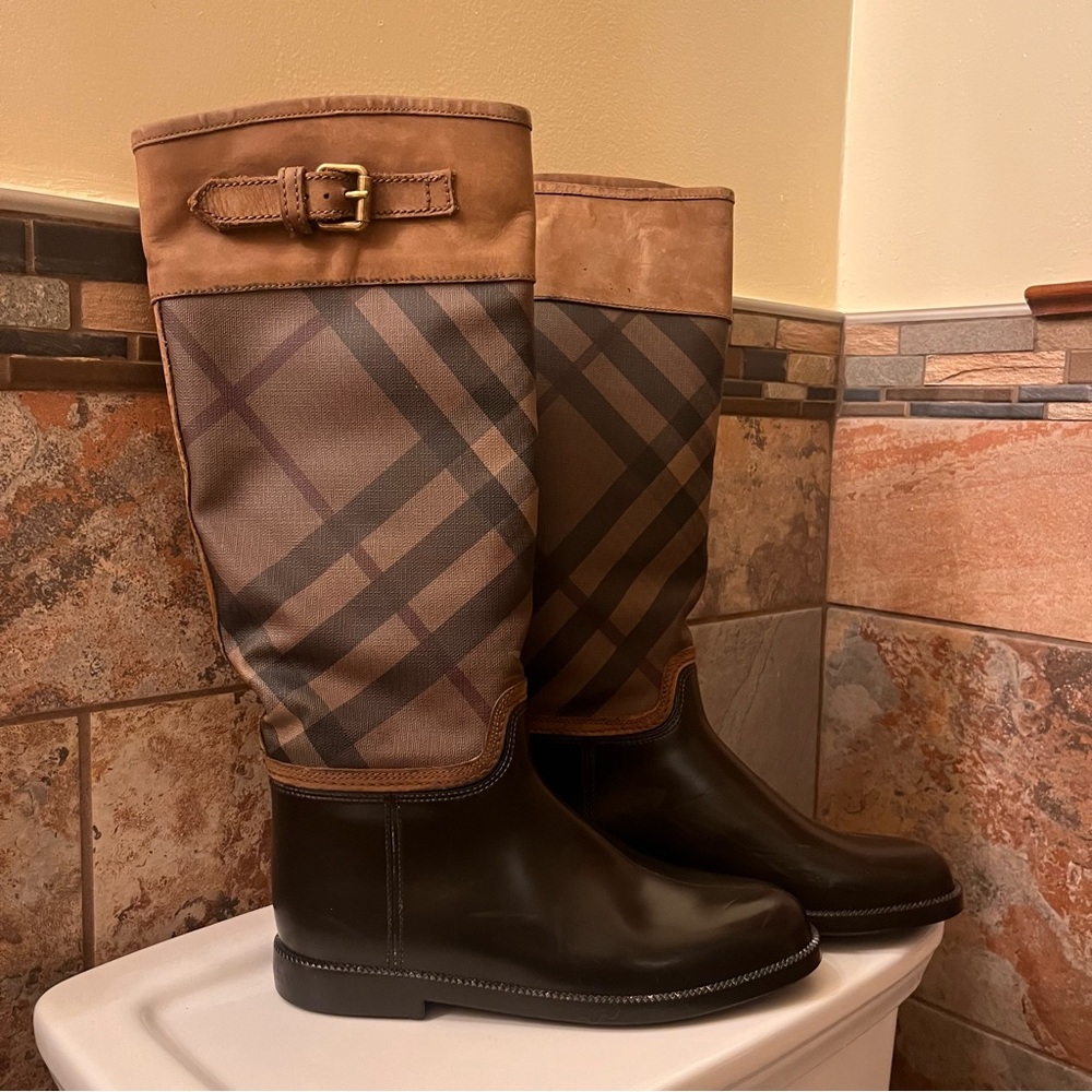 BURBERRY PLAID PRINT RAIN BOOTS SIZE 6 WOMENS